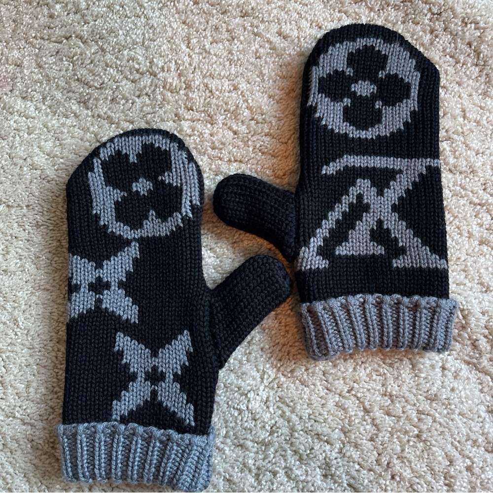 RARE LOUIS VUITTON MITTENS. GIANT LOGO. BLACK AND GREY! EX COND. HARD TO FIND!